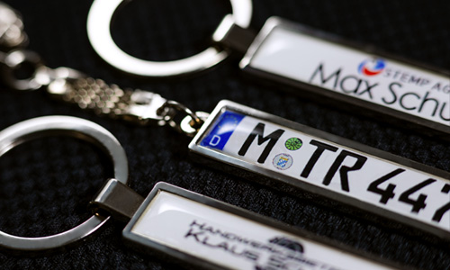 LEXTRADY Schlüsselanhänger in Premium Qualität mit KFZ Kennzeichen  Autoschilder Wunschkennzeichen Wunschtext für Auto Nummernschild Geschenk