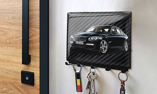 schlüsselbrett personalisiert mit Carbon Hintergrund auf der Wand Schlüsselbrett mit Wunschmotiv