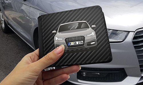 personalisiertes portemonnaie mit Carbon Hintergrund und Autosilouette in der Hand personalisiertes portemonnaie