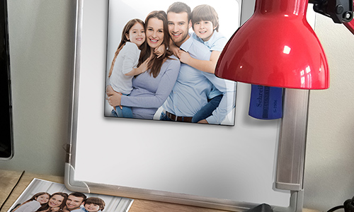 foto magnet mit Familienfoto auf dem Tisch magnete personalisieren