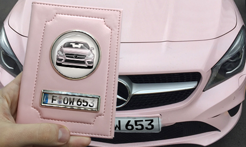 tasche für fahrzeugpapiere in der Hand mit rosa Wagen schutzhülle für fahrzeugschein