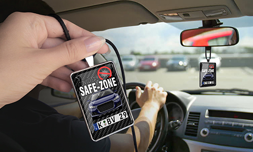 Auto-Safezone-Anhänger mit Carbon Hintergrund in der Hand Auto-Schutzraum-Anhänger