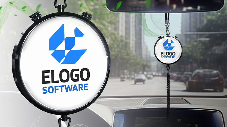 Intérieur de voiture avec pendentif circulaire ELOGO SOFTWARE suspendu au rétroviseur, rue urbaine visible dehors