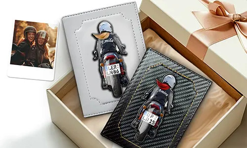 Personalisierter Dokumentenhalter für das Motorrad mit Namen und Kennzeichen für deine Freundin.