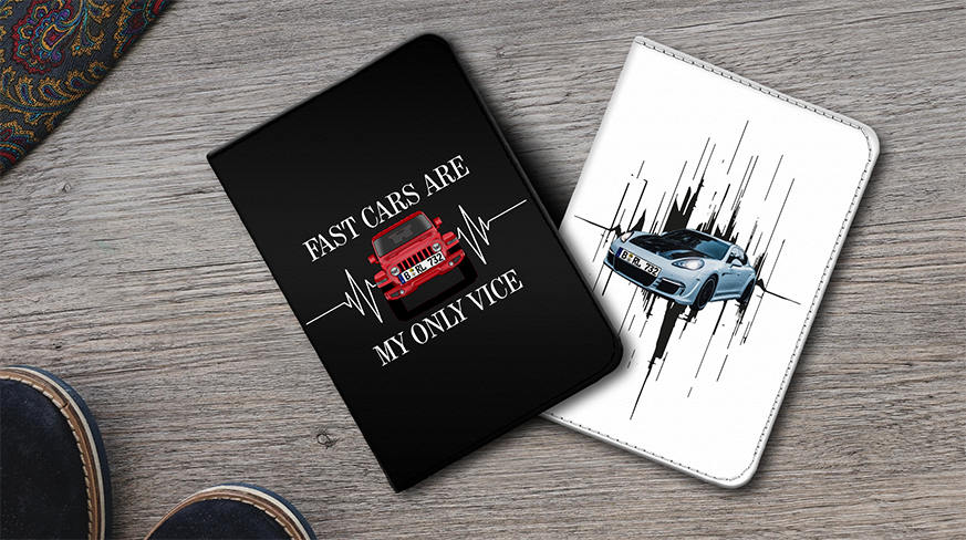 Twee auto-notitieboekomslagen op houten oppervlakte: links zwart met rode auto en FAST CARS citaat, rechts wit met blauwe sportauto en bewegingslijnen