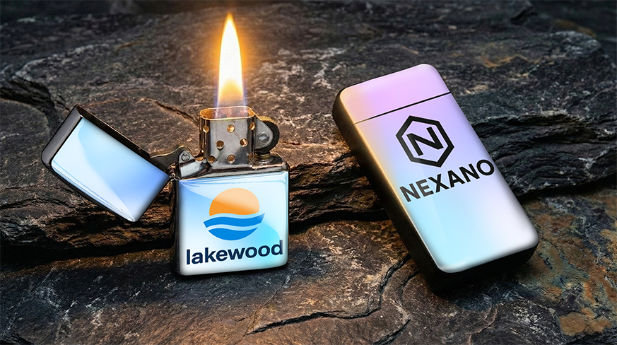 Deux briquets sur surface en pierre : lakewood avec flamme et logo soleil-vagues, NEXANO avec logo hexagonal vert
