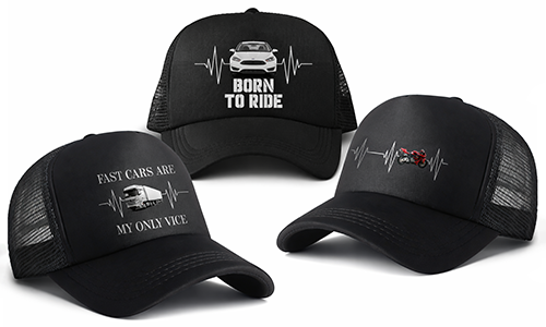 Tři černé mesh-trucker kšiltovky: uprostřed bílé auto BORN TO RIDE, nalevo bílé auto FAST CARS ARE MY ONLY VICE, napravo červená motorka