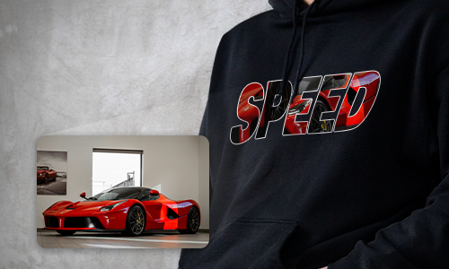 Persoon in zwarte hoodie met SPEED-tekst, letters gevuld met rode Ferrari, kleine foto van Ferrari in showroom