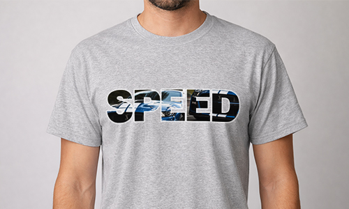 Persoon draagt een grijs SPEED T-shirt met grote letters gevuld met auto-details, dynamisch bewegingseffect