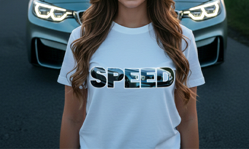 Persoon in wit SPEED T-shirt voor een auto met koplampen aan, grote reflecterende letters over de borst