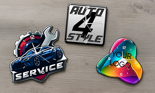 Trois horloges murales personnalisées : gauche SERVICE avec voiture et engrenage, centre AUTO 4 STYLE carré, droite design abstrait YOUR LOGO